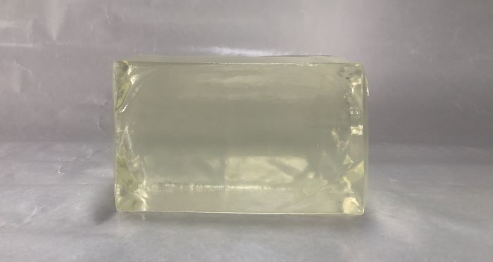 熱熔膠在粘接皮革時有時會出現粘不牢的情況
